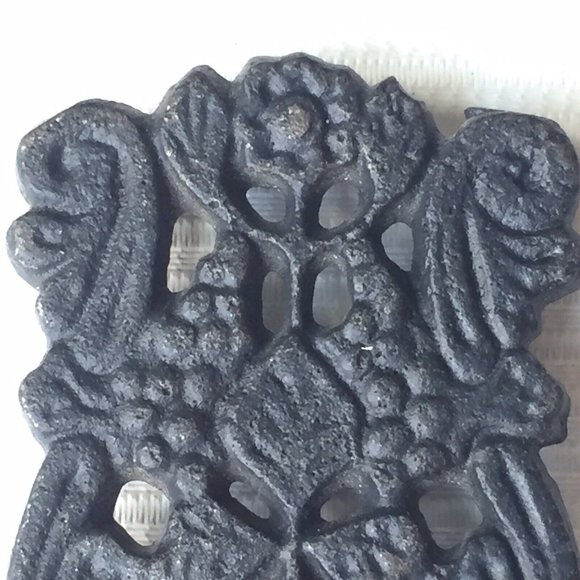 Small Cast Iron Metal Trivet Wall Hanging Decor Spoon Rest Floral Flower Vintage - Picture 3 of 12
